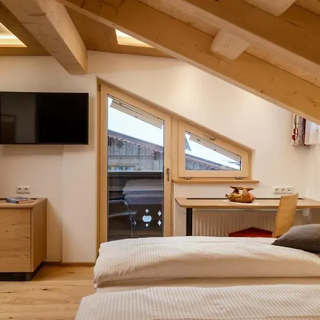 Dorfstube מלון 3*